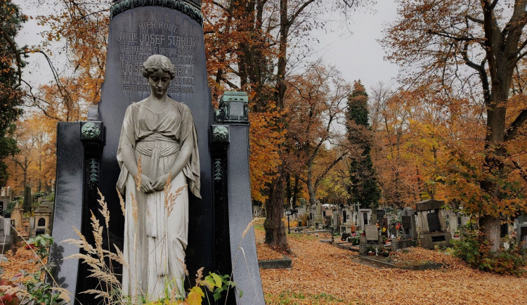 Počet úmrtí po letech převýšil počty narozených dětí, úmrtnost v Plzni stoupla o 13,6 procent