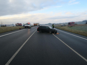 Třiaosmdesátiletý řidič karavanu nedal na křižovatce přednost při odbočování a střetl se s osobákem