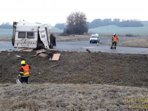 Třiaosmdesátiletý řidič karavanu nedal na křižovatce přednost při odbočování a střetl se s osobákem