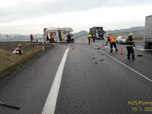 Třiaosmdesátiletý řidič karavanu nedal na křižovatce přednost při odbočování a střetl se s osobákem