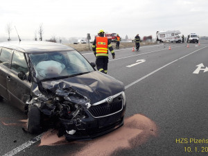 Třiaosmdesátiletý řidič karavanu nedal na křižovatce přednost při odbočování a střetl se s osobákem