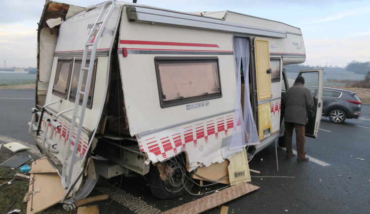 Třiaosmdesátiletý řidič karavanu nedal na křižovatce přednost při odbočování a střetl se s osobákem