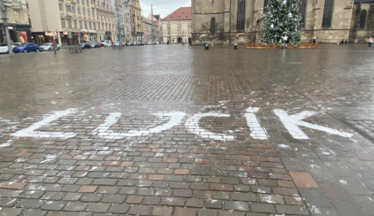 Vandal Lucík řádí v ulicích města, maluje po chodnících v historickém centru i na náměstí