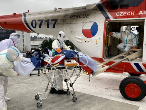 Letečtí záchranáři z Líní mají ročně na kontě stovky vzletů, kvůli převozu pacientů s covidem nalétali 129 hodin