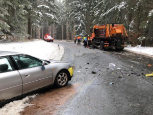 Osobní auto se střetlo za obcí Broumov se sypačem. Sedmapadesátiletý Němec na místě zraněním podlehl