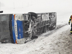 Nehody se loini nevyhýbaly ani autobusům