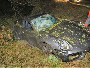 Závratnou škodu ve výši tři miliony korun způsobil dvacetiletý řidič na svém vozu značky Porsche 911 Turbo, se kterým havaroval na Domažlicku. S luxusním sporťákem mladý motorista vymetl příkop a narazil do stromu.