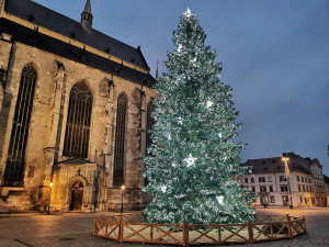 Vánoční výzdobě v centru Plzně zbývají poslední hodiny, strom na náměstí Republiky zhasne v pondělí ráno
