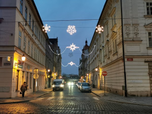 Vánoční výzdobě v centru Plzně zbývají poslední hodiny, strom na náměstí Republiky zhasne v pondělí ráno