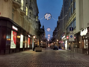 Vánoční výzdobě v centru Plzně zbývají poslední hodiny, strom na náměstí Republiky zhasne v pondělí ráno