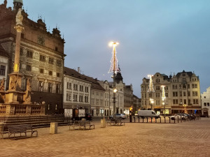 Vánoční výzdobě v centru Plzně zbývají poslední hodiny, strom na náměstí Republiky zhasne v pondělí ráno