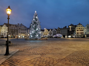 Vánoční výzdobě v centru Plzně zbývají poslední hodiny, strom na náměstí Republiky zhasne v pondělí ráno
