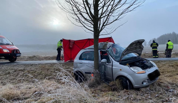 Před obcí Železná na Domažlicku narazil loni v prosinci do stromu pětačtyřicetiletý motorista, který na místě zahynul