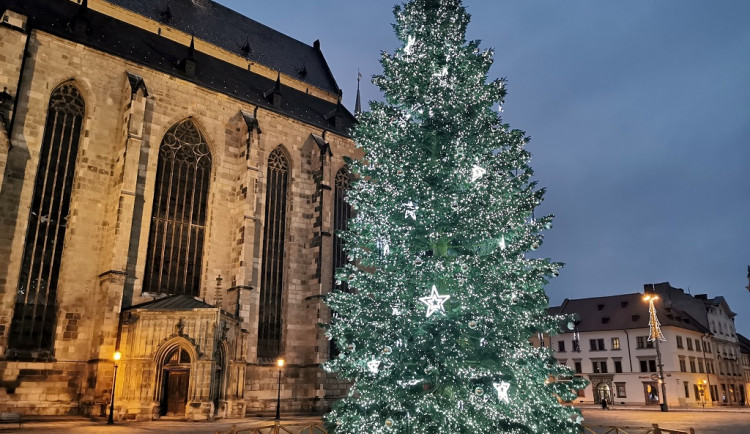 Vánoční výzdobě v centru Plzně zbývají poslední hodiny, strom na náměstí Republiky zhasne v pondělí ráno