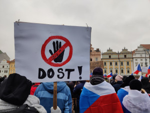 Odpůrci povinného očkování zaplnili plzeňské náměstí, promluvili policisté, lékaři i Tomáš Ortel