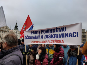 Odpůrci povinného očkování zaplnili plzeňské náměstí, promluvili policisté, lékaři i Tomáš Ortel