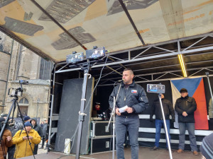 Odpůrci povinného očkování zaplnili plzeňské náměstí, promluvili policisté, lékaři i Tomáš Ortel