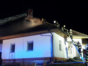 Plameny zachvátily rodinný dům, při zásahu se zranil dobrovolný hasič