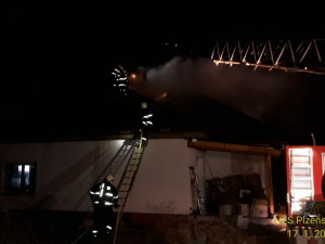 Plameny zachvátily rodinný dům, při zásahu se zranil dobrovolný hasič
