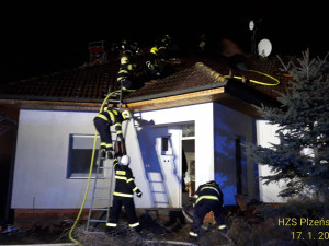 Plameny zachvátily rodinný dům, při zásahu se zranil dobrovolný hasič