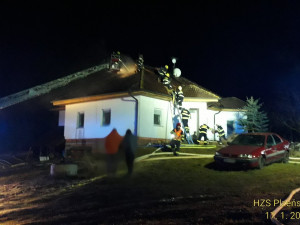 Plameny zachvátily rodinný dům, při zásahu se zranil dobrovolný hasič