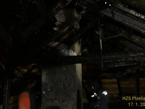 Plameny zachvátily rodinný dům, při zásahu se zranil dobrovolný hasič