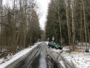 Řidička po havárii utekla od auta do lesa i se všemi svými věcmi. Po její stopě se vydal policejní pes
