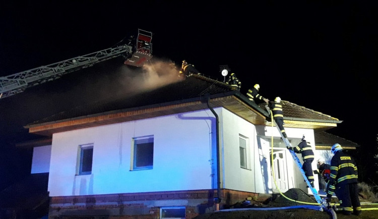Plameny zachvátily rodinný dům, při zásahu se zranil dobrovolný hasič