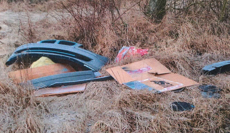 Původce černé skládky u cyklotrasy usvědčila jména na krabicích