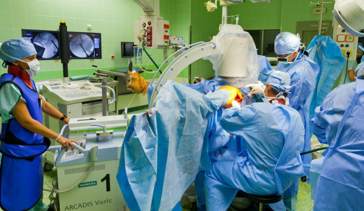 Pandemie koronaviru zdržela v Plzeňském kraji stovky ortopedických operací, skluz se nedaří dohnat