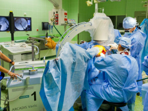 Pandemie koronaviru zdržela v Plzeňském kraji stovky ortopedických operací, skluz se nedaří dohnat