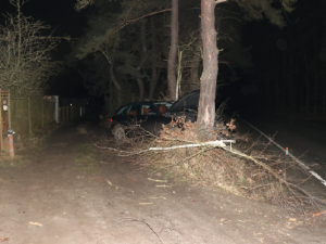 Zdrogovaný muž ukradl na parkovišti nastartovaný vůz Audi, při divoké honičce s policií narazil do stromu