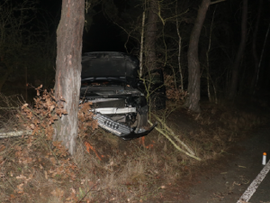 Zdrogovaný muž ukradl na parkovišti nastartovaný vůz Audi, při divoké honičce s policií narazil do stromu