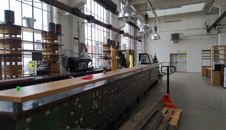 Oblíbená kavárna v industriálním areálu DEPO2015 mění design, jméno i celkový koncept