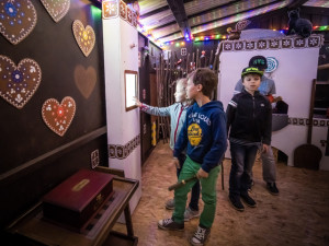 I přes započaté práce pokračuje rodinná úniková hra Zdrhni bábě!