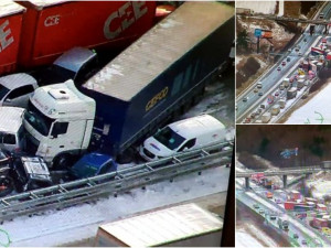 Hromadná nehoda desítek osobáků i nákladních automobilů uzavřela dálnici D5 ve směru na Prahu