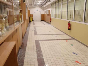 Mladíci sprejovali po autech i zdech, vloupali se také do školy, kde zaneřádili chodbu hasičákem