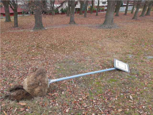 Mladíci sprejovali po autech i zdech, vloupali se také do školy, kde zaneřádili chodbu hasičákem