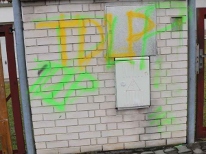 Mladíci sprejovali po autech i zdech, vloupali se také do školy, kde zaneřádili chodbu hasičákem