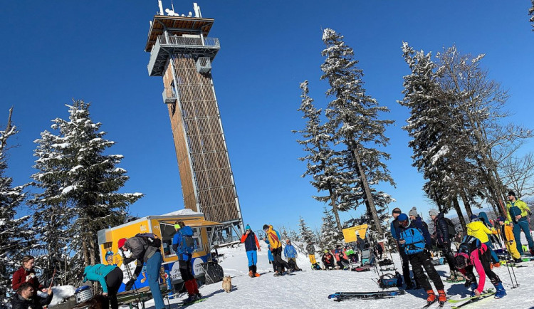 Na sjezdovkách šumavského lyžařského areálu Ski & Bike Špičák leží před víkendem 50 až 70 cm technického sněhu v kombinaci s přírodním
