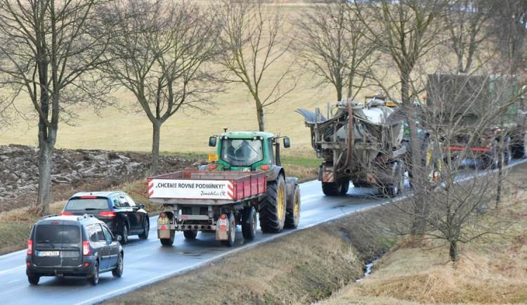 Zemědělci protestovali proti změnám dotací, do ulic v Plzeňském kraji dnes vyjely stovky strojů