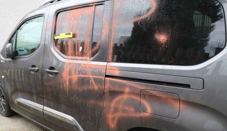 Mladíci sprejovali po autech i zdech, vloupali se také do školy, kde zaneřádili chodbu hasičákem