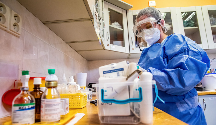 Za poslední týden přibylo v Plzeňském kraji 5921 nákaz koronavirem, zátěž nemocnic zatím klesá