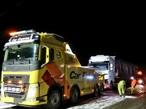 Před 22:00 už policie zveřejnila fotografii z odtahu posledního nákladního vozu.