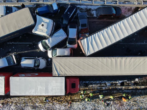 Hromadná nehoda 36 aut na dálnici D5 uzavřela provoz na 11 hodin