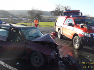 Mladý řidič nedal přednost v jízdě a smetl svým vozem auto s dvojicí seniorů, oba utrpěli těžká zranění