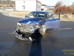 Mladý řidič nedal přednost v jízdě a smetl svým vozem auto s dvojicí seniorů, oba utrpěli těžká zranění
