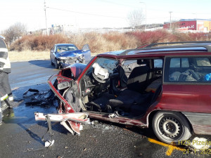 Mladý řidič nedal přednost v jízdě a smetl svým vozem auto s dvojicí seniorů, oba utrpěli těžká zranění
