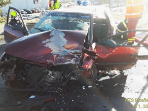 Mladý řidič nedal přednost v jízdě a smetl svým vozem auto s dvojicí seniorů, oba utrpěli těžká zranění