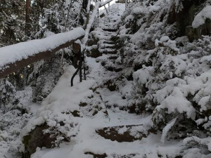 Vintířova skála poblíž Dobré Vody na Šumavě je oblíbený cíl turistů